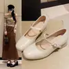 Sapatos Mary Jane de Couro Macio da Moda para Mulheres Outono 2025 Novos Sapatos Baixos com Salto Quadrado Estilo Francês com Saia Bico Quadrado Salto Médio Sapatos Pequenos de Couro