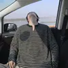 Camiseta de otoño para hombre, estilo coreano, versátil, a rayas, cuello en V, holgada y cómoda, con un aire universitario, perfecta para hombres jóvenes