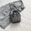 Bolso Pequeño de Cuadros de Alta Gama y Elegante para Mujer 2025 Nuevo Bolso Versátil de Hombro Cruzado Bolso de Mano de Verano Bolso Cubo