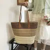 Nova bolsa de palha patchwork tricolor transfronteiriça, bolsa feminina de praia para férias, bolsa de ombro tote de nicho de grande capacidade para a beira-mar