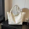 Bolsa tote casual série de cores Maillard europeia e americana, couro macio plissado, grande capacidade, adequada para trabalho e deslocamento, bolsa de ombro casual
