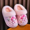 Chinelos infantis de algodão estilo pai e filho, superfície de couro para meninos e meninas, impermeáveis, pelúcia grossa, quentes, chinelos de algodão com calcanhar fechado, disponíveis para atacado