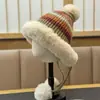 Gorro de Punto Color Bloque Lindo Coreano para Mujer en Invierno Forrado de Felpa para Mantener Caliente y Proteger los Oídos Peluche Gorro Lei Feng del Noreste
