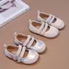 Sapatos de Princesa para Meninas 2026 Primavera/Outono Novos Sapatos Infantis com Velcro Solado Macio Sapatos Individuais Menina Mary Jane Mocassins Retrô