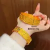 Loja de Ouro Mesmo Estilo Pulseira Larga Banhada a Ouro com Cena Esculpida do Rio Qingming, Pulseira Aberta Feminina, Pulseira de Luxo Leve de Nicho