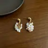 Aretes de Clavo de Racimo de Flores de Concha Etéreas Francesas Aretes de Borla de Pétalos Blancos 3D Estilo Retro Elegantes Lujo Ligero Accesorios para Mujer