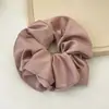 Coletero de Satén Color Crema Elegante y Refinado de Dongdaemun Corea, Accesorio de Goma para el Cabello Simple y Versátil para Mujeres
