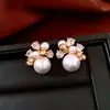 Pendientes de botón con colgante de flor de perla y aguja de plata chapados en oro real de 18k Pendientes de lujo ligero de alta gama Accesorios de pendientes versátiles de moda para mujer