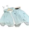 Colección Otoño 2026: Nuevos atuendos casuales para niños, incluyendo sudaderas con capucha para niños y niñas, y ropa elegante para niñas.