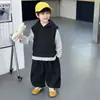 Conjunto de Ropa de Otoño para Niños 2026 Nuevo Elegante Chaleco para Bebé Niño Conjunto de Tres Piezas Sudadera Rayada Estilo Coreano para Niños