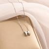 Collar de acero de titanio con colgante de ojo de gato de lujo ligero de estilo japonés y coreano, collar de clavícula con diseño simple y elegante para mujer.