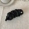 Pinza de plátano de gasa plisada satinada, un accesorio para el cabello perezoso y sofisticado para atar una coleta alta en la parte posterior de la cabeza