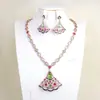 Collar de Abanico de Lujo Estilo Europeo y Americano Esmeralda Roja Incrustada Forma de Abanico Elegante Moda para Dama Traje de Cena Venta al por Mayor