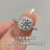 Anel Quadrado Estilo Concha Prateada com Diamante Moissanite Deslumbrante de Cor D de Um Quilate, Prata Esterlina S925, Ajustável para Mulheres