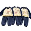 Nuevo conjunto de estilo dulce para niñas: un conjunto de dos piezas que presenta una sudadera de cuello redondo, con bloques de color y volantes, y pantalones largos de manga larga hasta el tobillo