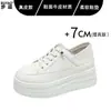Zapatos de cuero genuino con plataforma de 7 cm para aumentar la altura para mujeres menudas, zapatillas casuales blancas versátiles de slip-on de uso bidireccional