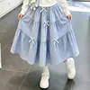 Conjunto versátil y moderno de dos piezas para niños mayores, que incluye una camisa tipo polo de retazos a cuadros de moda y una falda, perfecto para primavera y otoño