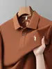 Camisa polo de manga larga de estilo business casual ligera para hombres jóvenes y de mediana edad, adecuada para primavera y otoño, hecha de algodón mercerizado transpirable con patrón de caballo bordado y un cuello mao.