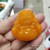 Venta al por mayor de fábrica imitación Jade Hetian Lago verde Buda colgante Mongolia Exterior Jade Blanco Maitreya Buda sonriente boca verde amarilla colgante de jade
