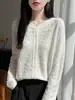 Cardigã de lã macio e flexível com textura jacquard tridimensional em relevo, gola redonda, mangas compridas, corte solto, jaqueta de tricô elegante e que afina a silhueta