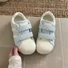 Tênis brancos com bolinhas e biqueira shell para mulheres, outono 2026, leves e versáteis, perfeitos com vestidos, estilo popular, amigáveis para estudantes, com tiras de velcro