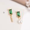 Pendientes franceses asimétricos sencillos con circonitas y perlas de esmeralda, diseño elegante y fresco.