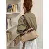 Bolsa de ombro feminina de grande capacidade, estilosa e moderna, com um design único, perfeita para o trabalho e para o dia a dia.; uma bolsa de ombro chique e casual
