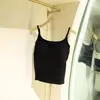 Camisola acanalada versátil minimalista de principios de otoño con cuello redondo, espalda abierta grande y copas incorporadas, adecuada para mujeres como capa interior o exterior.