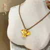 Colar com pingente de latão banhado a ouro com diamantes em um novo estilo chinês, uma corrente versátil de alta qualidade para a clavícula de luxo leve, um presente para uma melhor amiga