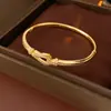 Pulsera de Hebilla de Herradura Ojo de Gato Cepillado Electrochapada en Oro Real de 18K Pulsera de Lujo Ligero con Sentido de Alta Gama Pulsera Retro para Viajes Diarios para Mujer