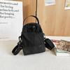 Bolsa de hombro de color de contraste de costura nueva para primavera y verano 2025, bolsa cruzada para mujer para teléfono móvil y tetera, venta al por mayor