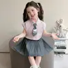 Conjunto de blusa de dibujos animados estilo coreano y falda plisada para niñas, nueva colección de verano 2026, conjunto de dos piezas a la moda, ropa popular para niños, disponible para dropshipping