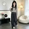 Conjunto fino doce e bonito para meninas, nova coleção primavera/outono, com um moletom com capuz listrado de estilo descontraído, um colete e calças de perna larga - um conjunto de três peças