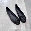 Versão em pele de ovelha~Novos sapatos rasos simples de bico redondo com laço plissado, sapatos de avó versáteis, planos e confortáveis para mulheres