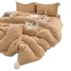 Conjunto de cuatro piezas estilo INS girly de lana de cordero con pompón grande, Clase A, de terciopelo de leche, engrosado y cálido para invierno, adecuado para ropa de cama de dormitorio de estudiante