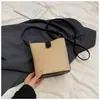 Bolsa de balde popular deste ano feminina 2024 nova bolsa mensageiro tecida bolsa de praia de viagem bolsa de ombro palha pequena outono