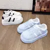 Tênis brancos femininos de sola grossa para aumentar a altura, novo modelo da primavera de 2026, sapatos plataforma de tamanho pequeno, mocassins esportivos versáteis, modernos