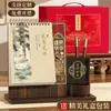Calendario de escritorio con portalápices de madera integrado en veta de nogal oscuro, calendario de escritorio multifuncional para escritorio de oficina corporativa, personalizable
