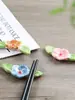 Soporte de Palillos de Cerámica de Flor de Ciruelo de Alta Calidad para Mesa de Comedor en Casa, Reposapalillos de Restaurante, Pequeño Adorno de Flor Estilo Japonés