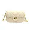 Bolso de bola dorado estilo Chanel, un bolso de mano de alta gama para mujer con correa de cadena de patrón de diamantes, un bolso de hombro para mujer, un bolso cruzado y un bolso pequeño y elegante