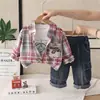 Conjunto de Ropa de Otoño para Niños 2026 Nuevo Bebé Primavera y Otoño Camisa a Cuadros Conjunto de Tres Piezas Infantil Niños Ropa Moderna