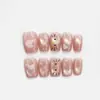 Uñas postizas transparentes tipo ojo de gato, suaves y favorecedoras, combinadas con lindos gatitos negros y patrones de corazón, crean una atmósfera dulce y encantadora.