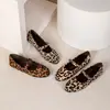 Zapatos de Mary Jane de Punta Redonda Retro Peludos Estilo Nuevo 2026 para Primavera y Otoño Zapatos Planos Talla Grande Zapatos de Abuela Estampado de Leopardo Hebilla Única