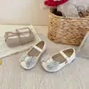 Sapatos Mary Jane de princesa para meninas com laço de strass, novo estilo coreano primavera/outono 2026, sapatilhas versáteis de sola macia para uso externo