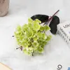 Flores artificiales y plantas verdes para crear un ambiente de casa de huéspedes, incluyendo flores artificiales de *Smilax glabra*, adecuadas para exhibir en la zona de entrada, con arreglos florales vintage