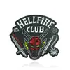 Acessórios de Mercadorias de Cinema e Televisão: Colar Logo do Clube Hellfire de Stranger Things, Pingente de Liga de Alumínio com Letra de Lâmpada Chave