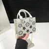 Nova Bolsa Quadrada Pequena para Primavera e Verão 2025 Moda Bolsa de Mão Estampada Bolsa Feminina Estilo Ocidental Bolsa com Corrente de Estrela
