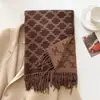Cachecol Jacquard de Letras de Alto Padrão Estilo Inverno para Mulheres, Espessado e Quente, Aquecedor de Pescoço Versátil, Peça de Roupa Externa Multifuncional com Franjas