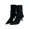 Botas curtas justas estilo francês de camurça com bico fino e tiras finas, botas de cano médio cáqui plissadas e empilhadas