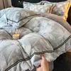 Juego de Cuatro Piezas de Terciopelo de Leche con Borde Ancho 2026 Nuevo Juego de Cuatro Piezas Engrosado Cálido Otoño/Invierno Juego de Ropa de Cama Simple Elegante de Lujo Ligero